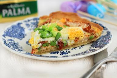 Zdjęcie - Tarta z suszonymi pomidorami, gotowanym jajkiem i kurczakiem - Przepisy kulinarne ze zdjęciami
