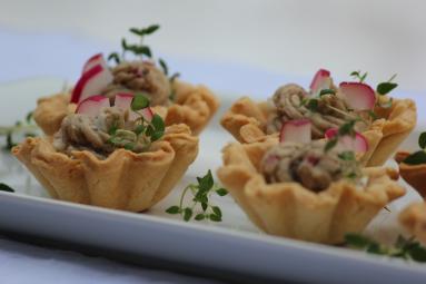 Zdjęcie - Kruche babeczki z pastą z bryndzy - Przepisy kulinarne ze zdjęciami