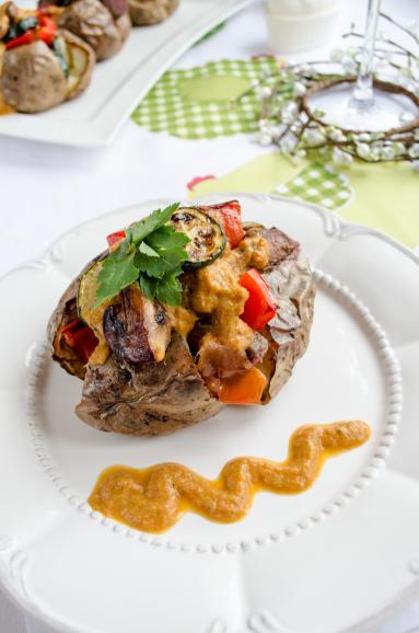 Zdjęcie - Jacket potato z rostbefem i grillowanymi warzywami - Przepisy kulinarne ze zdjęciami