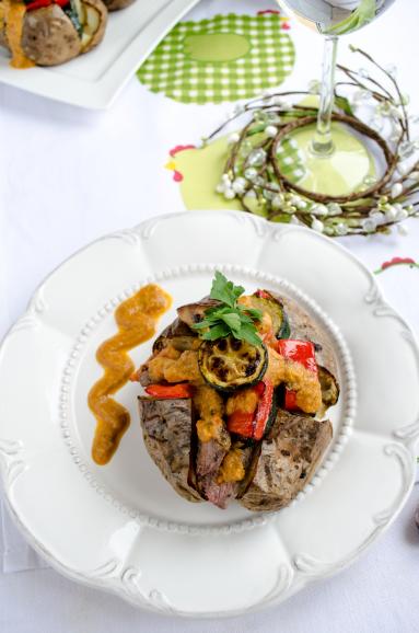 Zdjęcie - Jacket potato z rostbefem i grillowanymi warzywami - Przepisy kulinarne ze zdjęciami