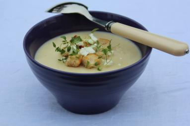 Zdjęcie - Zupa czosnkowa z serem feta - Przepisy kulinarne ze zdjęciami