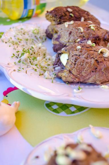 Zdjęcie - Zrazy wołowe z jajkiem w bekonowym garniturku - Przepisy kulinarne ze zdjęciami