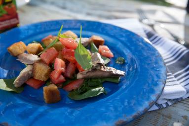 Zdjęcie - Chrupiące grzanki z pomidorami i wędzoną makrelą - Przepisy kulinarne ze zdjęciami
