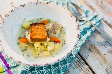 Zdjęcie - Szybka zupa rybna z warzywami, anyżem i razowymi grzankami - Przepisy kulinarne ze zdjęciami