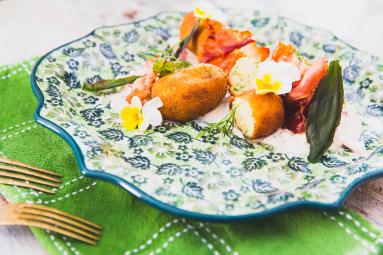 Zdjęcie - Krokieciki ziemniaczane z jajkiem, sosem z kumpiaka i szałwii - Przepisy kulinarne ze zdjęciami