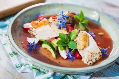 Zdjęcie - Kurczak z grilla, gazpacho z arbuza i warzyw - Przepisy kulinarne ze zdjęciami