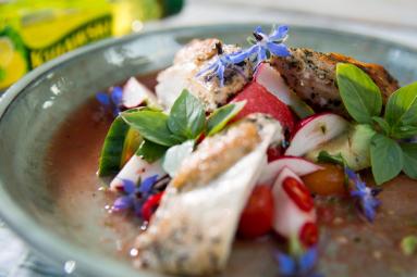 Zdjęcie - Kurczak z grilla, gazpacho z arbuza i warzyw - Przepisy kulinarne ze zdjęciami
