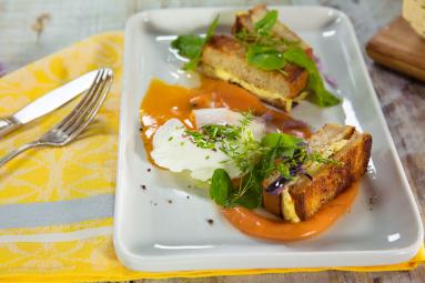 Zdjęcie - Grillowany ser koryciński z jajem w koszulce i pomidorowym majonezem - Przepisy kulinarne ze zdjęciami