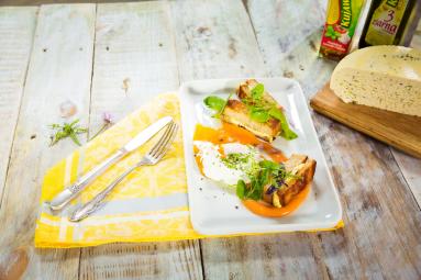 Zdjęcie - Grillowany ser koryciński z jajem w koszulce i pomidorowym majonezem - Przepisy kulinarne ze zdjęciami