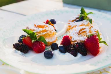 Zdjęcie - Ciasto parzone z leśnymi owocami i twarogiem - Przepisy kulinarne ze zdjęciami