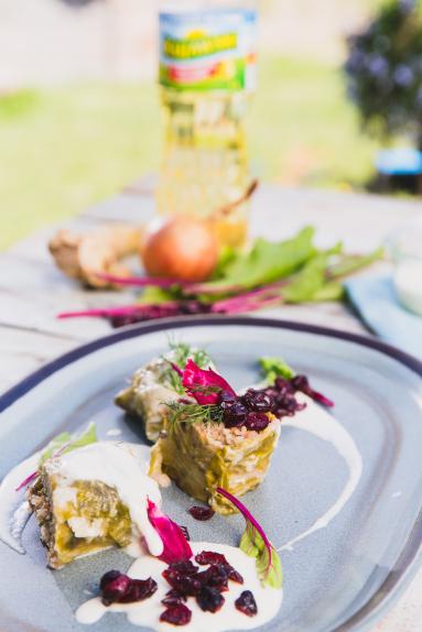 Zdjęcie - Gołąbeczka z kaszy z botwinką, żurawiną i koprem w sosie chrzanowym - Przepisy kulinarne ze zdjęciami