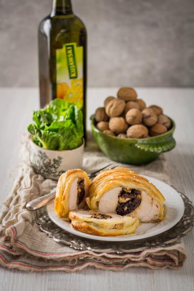 Zdjęcie - Pierś kurczaka ze śliwką w cieście francuskim - Przepisy kulinarne ze zdjęciami