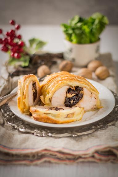 Zdjęcie - Pierś kurczaka ze śliwką w cieście francuskim - Przepisy kulinarne ze zdjęciami