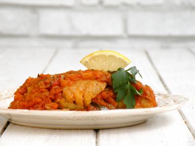 Zdjęcie - Ryba po grecku - miruna w warzywnej potrawce - Przepisy kulinarne ze zdjęciami