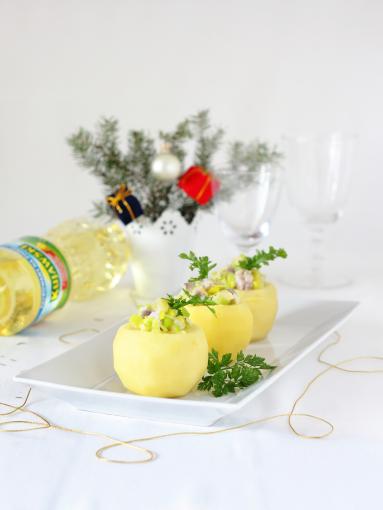 Zdjęcie - Sałatka śledziowa z ananasem podwana w jabłku - Przepisy kulinarne ze zdjęciami