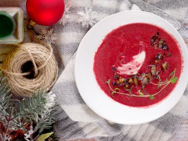 Zdjęcie - Zupa z pieczonych buraków z gruszką i imbirem - Przepisy kulinarne ze zdjęciami
