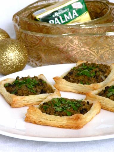 Zdjęcie - Tartaletki na cieście francuskim z kapustą i grzybami - Przepisy kulinarne ze zdjęciami