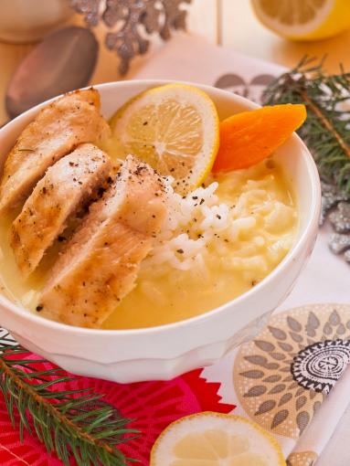 Zdjęcie - Wytrawna zupa cytrynowa z piersią z kurczaka - Przepisy kulinarne ze zdjęciami