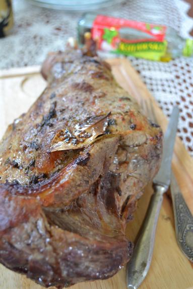 Zdjęcie - Pieczony udziec jagnięcy z jarzębiną i gruszką - Przepisy kulinarne ze zdjęciami