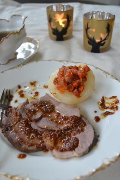 Zdjęcie - Pieczony udziec jagnięcy z jarzębiną i gruszką - Przepisy kulinarne ze zdjęciami