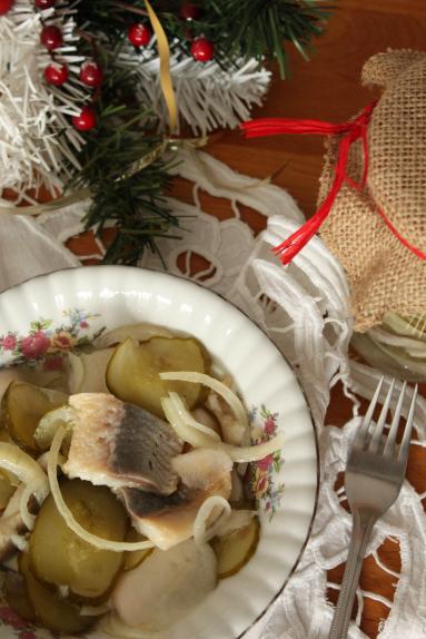 Zdjęcie - Tradycyjna sałatka śledziowa - Przepisy kulinarne ze zdjęciami
