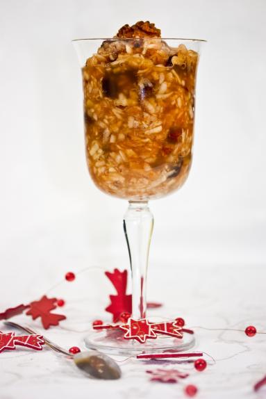 Zdjęcie - Sałatka z jabłek na miodzie i z chrupiącymi orzechami - Przepisy kulinarne ze zdjęciami