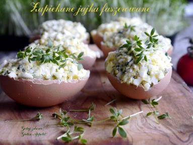 Zdjęcie - Zapiekane jajka faszerowane w skorupkach - Przepisy kulinarne ze zdjęciami