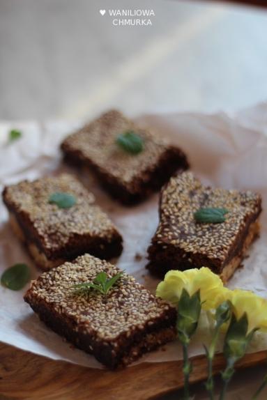 Zdjęcie - Bezglutenowe brownie z sezamem i masłem orzechowym - Przepisy kulinarne ze zdjęciami