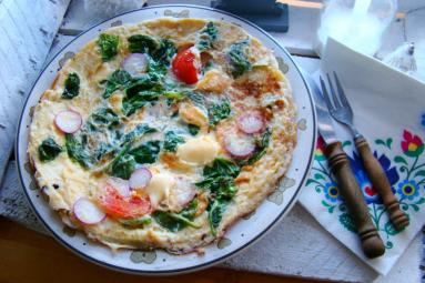Zdjęcie - Śniadaniowy omlet ze szpinakiem - Przepisy kulinarne ze zdjęciami