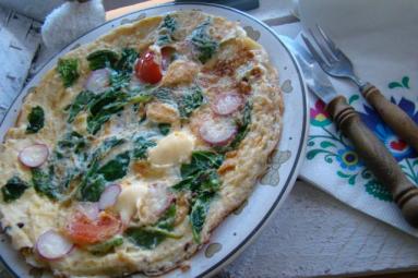 Zdjęcie - Śniadaniowy omlet ze szpinakiem - Przepisy kulinarne ze zdjęciami