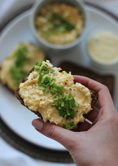Zdjęcie - Śniadanie do łóżka #215: Pasta jajeczna z wędzonym łososiem, chrzanem i domowym majonezem - Przepisy kulinarne ze zdjęciami