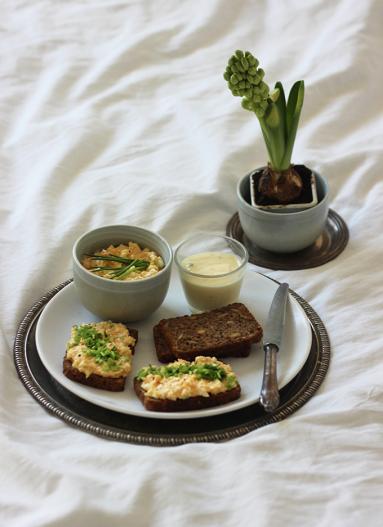 Zdjęcie - Śniadanie do łóżka #215: Pasta jajeczna z wędzonym łososiem, chrzanem i domowym majonezem - Przepisy kulinarne ze zdjęciami