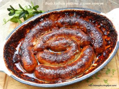 Zdjęcie - Biała kiełbasa pieczona  z sosem sojowym - Przepisy kulinarne ze zdjęciami
