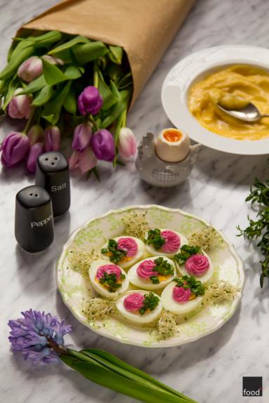 Zdjęcie - Jajka w różowym majonezie - Przepisy kulinarne ze zdjęciami