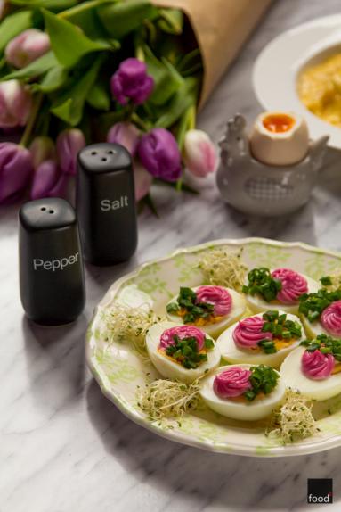 Zdjęcie - Jajka w różowym majonezie - Przepisy kulinarne ze zdjęciami