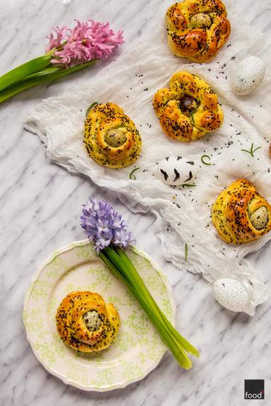 Zdjęcie - Wielkanocne bułeczki drożdżowe z rozmarynem, pomarańczą, czarnuszką i jajkami przepiórczymi - Przepisy kulinarne ze zdjęciami