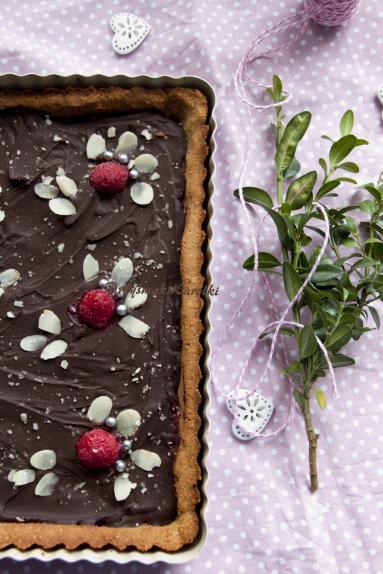 Zdjęcie - Mazurek migdałowy z malinami i czekoladą - Przepisy kulinarne ze zdjęciami