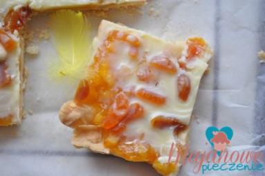 Zdjęcie - Mazurek pomarańczowy z białą czekoladą i suszonymi morelami - Przepisy kulinarne ze zdjęciami