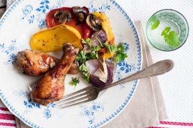 Zdjęcie - Kurczak pieczony z warzywami - Przepisy kulinarne ze zdjęciami