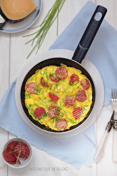 Zdjęcie - Omlet z ziemniakami, salami i szczypiorkiem - Przepisy kulinarne ze zdjęciami
