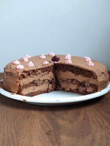 Zdjęcie - tort węgierski czekoladowo-wiśniowy dla NieAlergika - Przepisy kulinarne ze zdjęciami