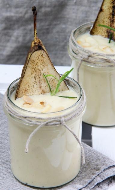 Zdjęcie - Migdałowa zupa krem z pietruszką, gruszką i rozmarynem - Przepisy kulinarne ze zdjęciami