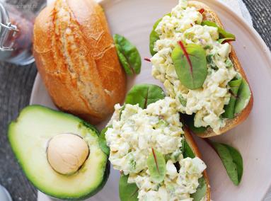 Zdjęcie - Sałatka jajeczna z awokado / Avocado egg salad - Przepisy kulinarne ze zdjęciami