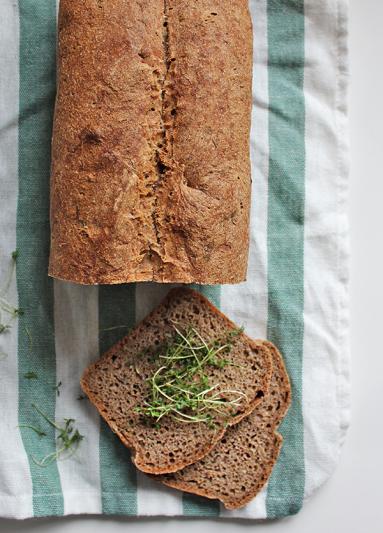 Zdjęcie - Pełnoziarnisty chleb na zakwasie z rzeżuchą - Przepisy kulinarne ze zdjęciami