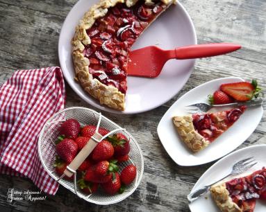 Zdjęcie - Rustykalna tarta z truskawkami i rabarbarem - Przepisy kulinarne ze zdjęciami