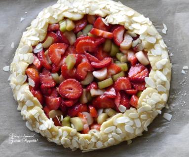 Zdjęcie - Rustykalna tarta z truskawkami i rabarbarem - Przepisy kulinarne ze zdjęciami