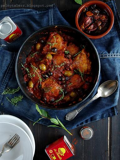 Zdjęcie - Kurczak w pomidorach z oliwkami - Przepisy kulinarne ze zdjęciami