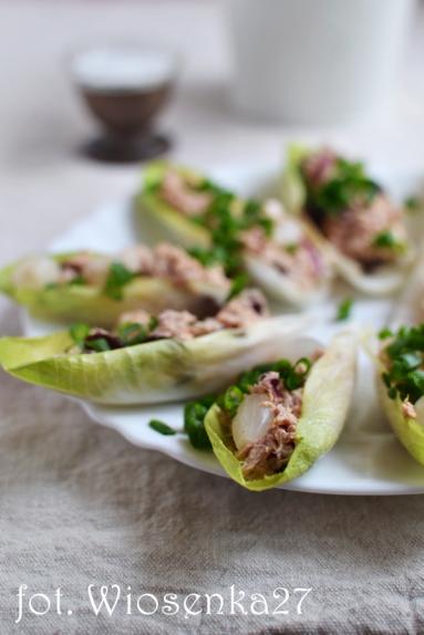 Zdjęcie - Łódeczki z cykorii z tuńczykiem i cebulką konserwową - Przepisy kulinarne ze zdjęciami