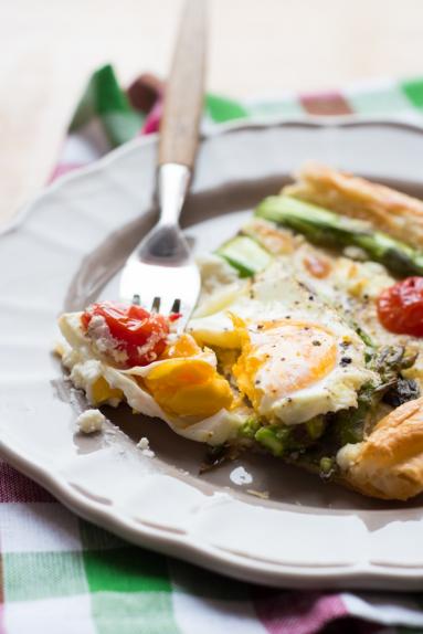 Zdjęcie - Prosta tarta ze szparagami i jajkiem sadzonym - Przepisy kulinarne ze zdjęciami