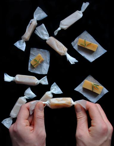 Zdjęcie - Krówki z solą i rozmarynem - Przepisy kulinarne ze zdjęciami